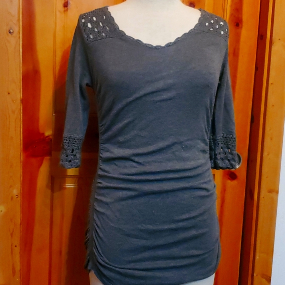 Grey maternity XS sweater shirt. Very stretchy and comfy. KIMI + KAI Maternity
